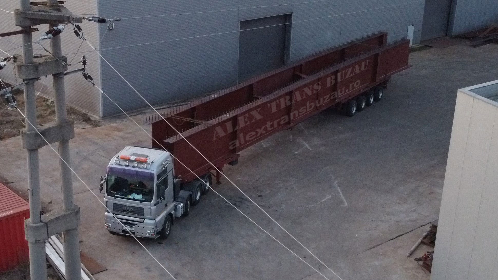 Trailer extendabil pentru transport supradimensionat structuri metalice de 28 m cu escortă și semnalizare LED